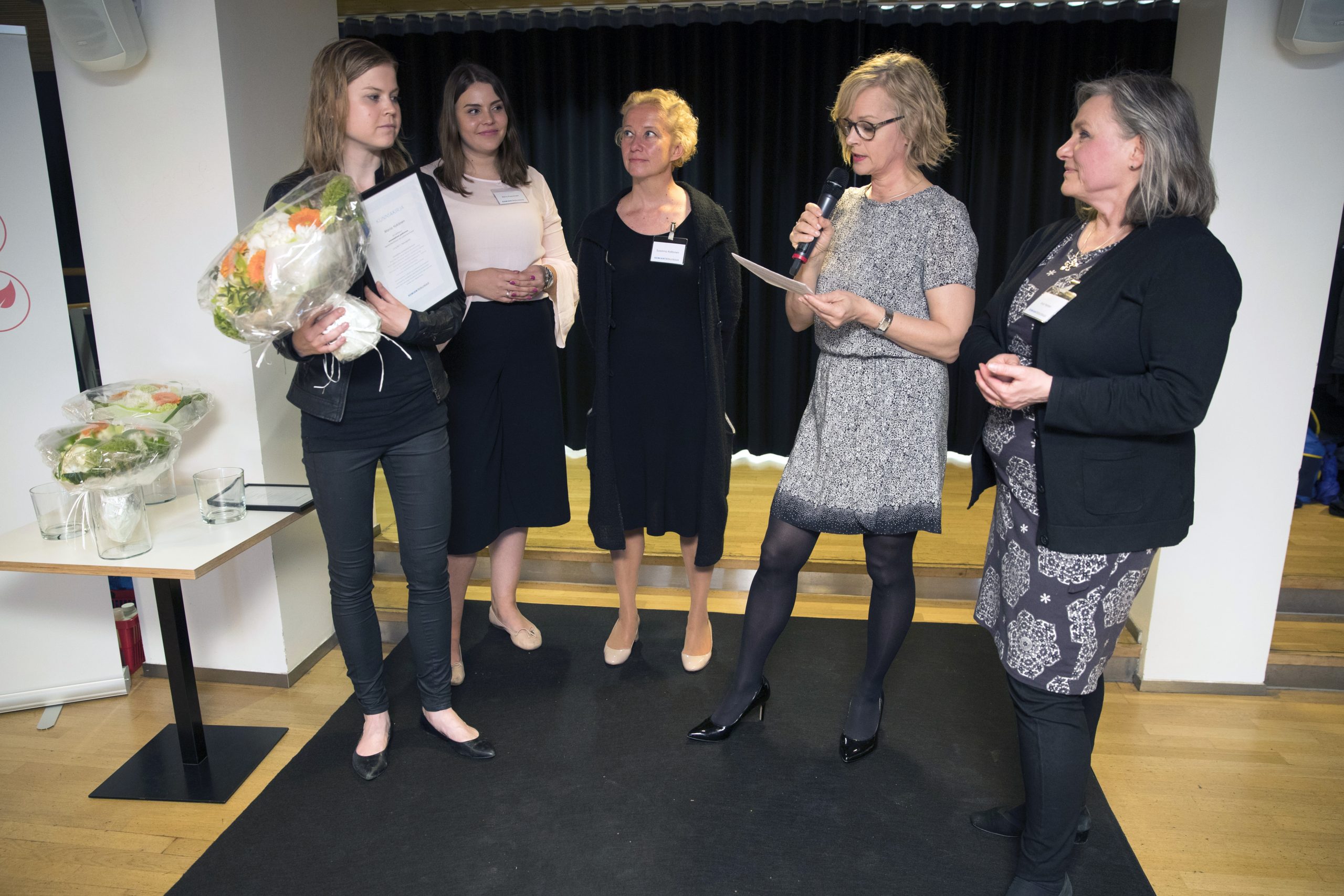 Tuomaristo palkitsemassa voittaja Maria Nykästä. Tuomaristo oikealta vasemmalle: Anja Nystén, Marjo Oikarinen, Susanna Aaltonen ja Riina Kasurinen. Maarit Jaakkola puuttuu kuvasta.